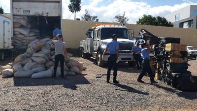 Agentes de la DPI al momento de hacer la inspección del camión con las cajas de cigarros.