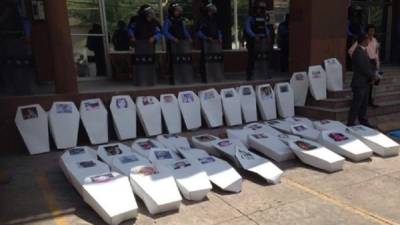 Protesta de un grupo de periodistas frente a las instalaciones del Ministerio Público (MP) en Tegucigalpa/11 de abril-2016