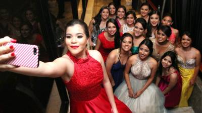 Las graduadas llenaron sus redes sociales son autoretratos que denotaban su felicidad.