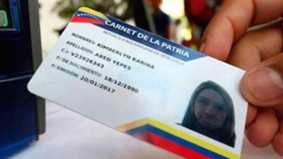 El carnet de la patria es un instrumento digitalizado que permite identificar a quienes están inscritos en un registro paralelo al censo y que la llamada revolución bolivariana utiliza para distribuir comida a precios subsidiados y otras ayudas sociales.// Foto Web Gob. Venezuela.