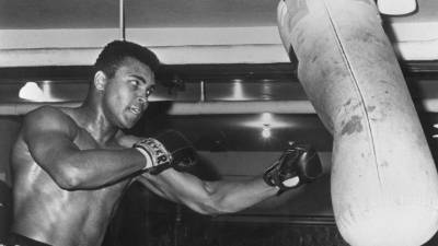 Fotografía de archivo del boxeador estadounidense Muhammed Ali (Cassius Clay) durante un entrenamiento luego de ser condenado a cinco años de cárcel y a pagar una multa de 10.000 dólares, por negarse a hacer el servicio militar, en Detroit (EEUU).