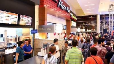 Las familias sampedranas disfrutaron en la inauguración del “food court”.