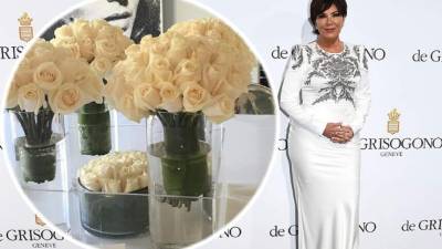 Kris Jenner con el regalo de su hija Khloe Kardashian.