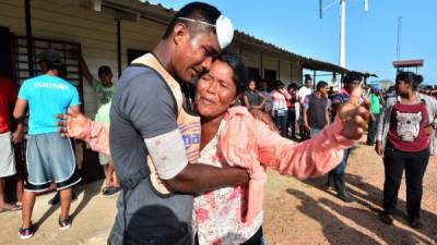 El dolor y la conmoción han embargado a los familiares de las víctimas mortales en La Mosquitia. Foto: AFP