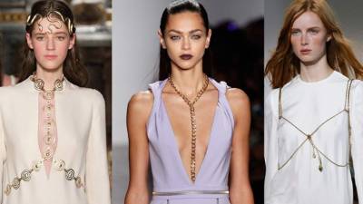 Valentino y su modelo griego con chaqueta. La popular versión cadena enmedio se luce con escotes profundos.