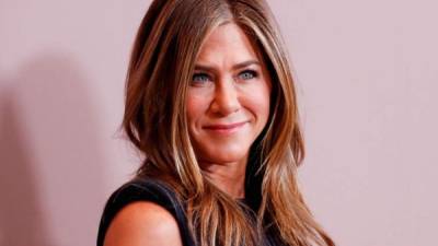 Jennifer Aniston ha estado más cercana a su padre a raíz del COVID-19.