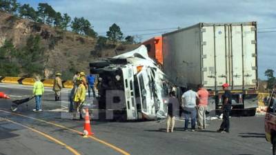 La cabina del camión quedó destruida producto del fuerte impacto.