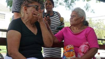 Vecinos y parientes de Virgilia Córdova llegaron ayer a reclamar su cuerpo a la morgue forense.