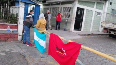 Los trabajadores y seguidores de Libre colocaron la Bandera Nacional y la del partido político en la entrada del edificio.