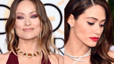 Olivia Wilde Olivia Wilde utilizó las sombras burdeos para acentuar su mirada gatuna. Emmy Rossum luce un delineado de gato en negro con sombras nude y con labial rojos.