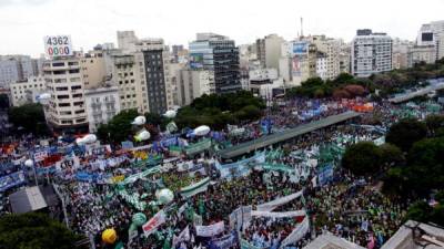 Parte de los manifestantes en la céntrica avenida 9 de Julio en Buenos Aires.