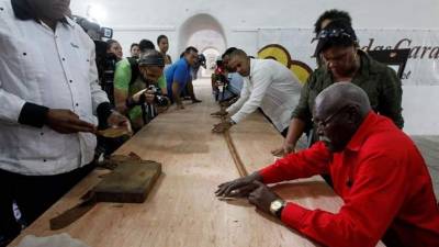 José Castelar Cairo, conocido como 'Cueto' presentó ayer en La Habana, Cuba, el puro más grande del mundo en honor al aniversario del líder de la Revolución cubana, Fidel Castro, que mañana cumplirá nueve décadas. EFE