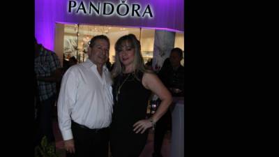 Óscar y Nelsy Bográn, anfitriones de la apertura de la tienda Pandora.