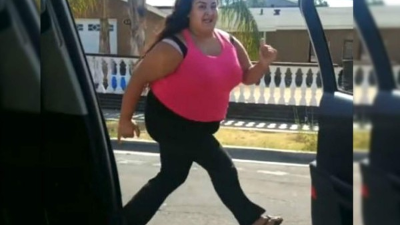 Esta mujer se accidentó mientras intentaba volver a subir a su auto tras realizar 'la Chona Challenge'./Foto: Twitter.