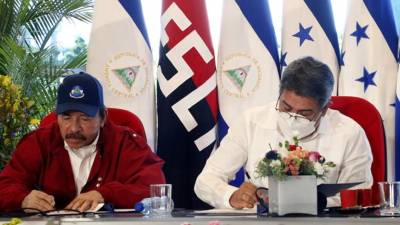 Momento en que los gobernantes Daniel Ortega y Juan Orlando Hernández firmaban el tratado en Nicaragua.