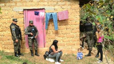 Tres personas fueron detenidas con supuesta marihuana, entre ellas dos menores de edad.