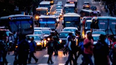Viandantes cruzando el Paseo Colón en el centro de San José de Costa Rica.
