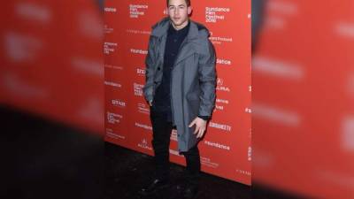 Nick comenzó su carrera artística como actor en musicales de Broadway, de los que destacan “La bella y la bestia” y “Los miserables”.