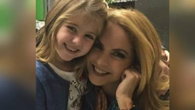 Lucero con la simpática Lorena Queiroz de cinco años quien será la protagonista de la telenovela.