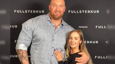 Thor Björnsson y su ahora esposa Kelsey Henson. Foto archivo.