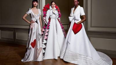 A través de un camisón, una bata y un abrigo, Viktor&Rolf han querido llevar a la alta costura los diferentes estados mental que la sociedad ha vivido durante el confinamiento.