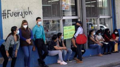Jóvenes hacen fila para poder obtener un empleo en una empresa privada, el 15 de diciembre de 2020 en Tegucigalpa (Honduras).