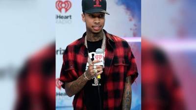 Tyga mantiene una relación con Kylie Jenner, la pequeña media hermana de las Kardashian.