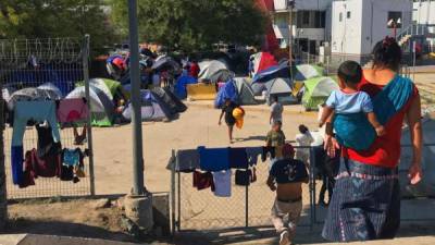 Personas centroamericanas acampan en Matamoros (México), frontera con Estados Unidos.