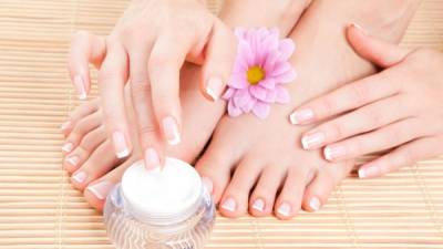 Evita la piel reseca humectando tus pies diariamente.