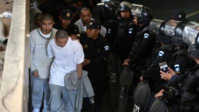 Reclusos se retiran de tribunales luego de ser escuchados por un juez, por el motín en una correccional de Guatemala, hoy martes 21 de marzo de 2017.