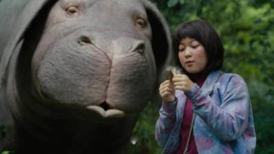 La película de Netflix es una fábula anticapitalista sobre un cerdo super gigante (Okja), criado en las montañas coreanas por una niña (Seo-Hyun) y su abuelo.// Foto Netflix.