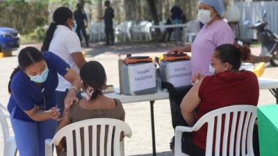 En orden acude la población a los diferentes centros de vacunación para ser inoculados contra la covid-19.