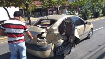 En la parte de atrás de este turismo iba la mujer afectada producto de la colisión.