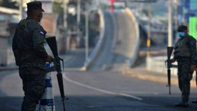 Policías se mantienen en constantes operativos para vigilar el cumplimiento del toque de queda.