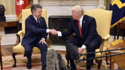 Donald J. Trump, estrecha la mano de su homólogo de Colombia, Juan Manuel Santos. Casa Blanca hoy, jueves 18 de mayo de 2017. EFE