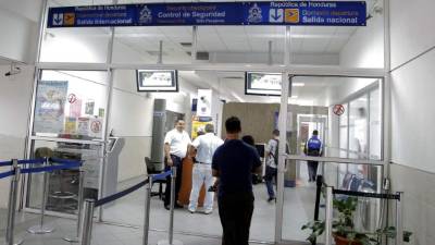 La medida abarca a extranjeros y hondureños que viajan al exterior. El costo está incluido en los pasajes aéreos