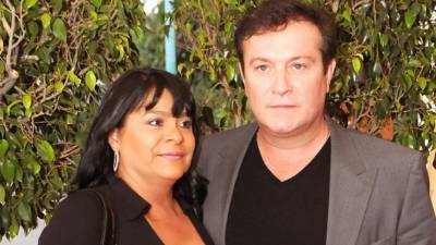 El actor y su esposa fueron encerrados por los asaltantes en un clóset. En la foto Peniche junto a su esposa, Gaby Ortiz.
