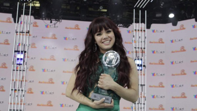 Dalú posando con el trofeo de La Academia.