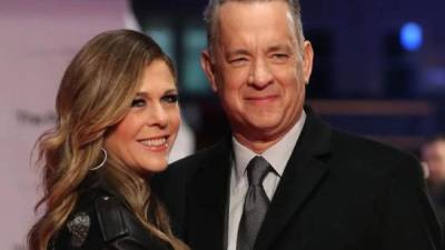 Tom Hanks y Rita Wilson seguirán en aislamiento en su hogar en EEUU, donde la crisis del COVID-19 empieza a repuntar.