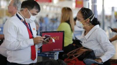 Un miembro del personal de la aerolínea usa una máscara protectora como medida preventiva contra la propagación del coronavirus COVID-19, mientras trabajaba en el Aeropuerto Internacional Arturo Merino Benítez, en Santiago, el 3 de marzo de 2020.
