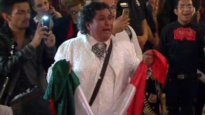 Entre lágrimas, seguidores de Juan Gabriel entonan sus canciones en el Palacio de Bellas Artes.