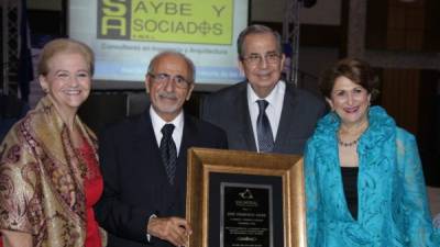Jo y Fouad Faraj con el galardonado Valmoral 2016 José Francisco Saybe y su esposa Emilia Saybe.