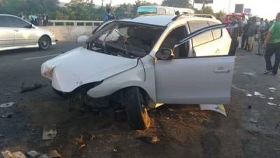 El vehículo turismo en el que se trasportaban las cinco personas quedó totalmente destruido a la orilla del puente de Río Blanco.