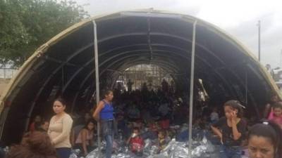 En las imágenes publicadas por la cadena CNN se muestra a menores en calamidad.