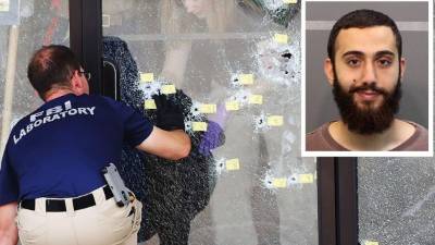 Los investigadores continúan investigando el lugar del crimen. Arriba a la derecha, fotografía del autor del tiroteo