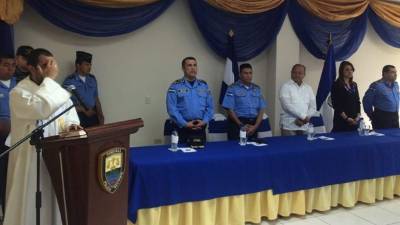 Un sacerdote da la bendición a los uniformados; en la mesa principal está el comisionado Héctor Mejía y el ministro de Seguridad, Julián Pacheco.