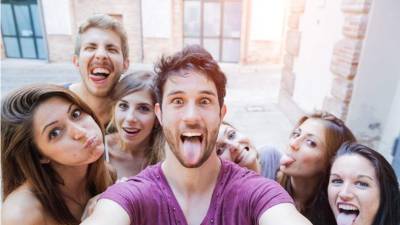 La imagen puede expresar muchas cosas de una persona y su contexto: qué tipo de gente la rodea, su estatus socioeconómico, y su nivel educativo y cultural.