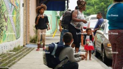 Varias familias llegaron este lunes a San Pedro Sula. Fotos: Amílcar Izaguirre