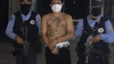 Momento en que es custodiado por miembros de la Policía Nacional.