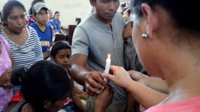 Familiares del menor fueron a la iglesia católica de la aldea para rezar por él.